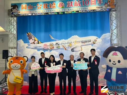 ▲台灣虎航今日攜手日本岡山縣廳於岡山桃太郎機場舉辦「日本桃太郎×虎將紀念彩繪機首航暨10週年紀念典禮」。（圖／記者張乃文攝）