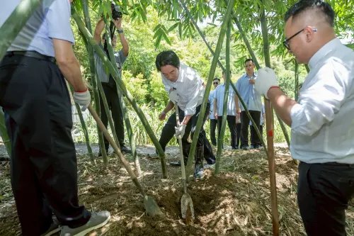 體驗挖竹筍！賴清德主張以農立國：建立農民社會安全制度
