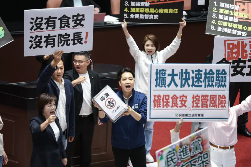    ▲藍白立委抗議「卓榮泰下台」（圖／記者朱永強攝）  