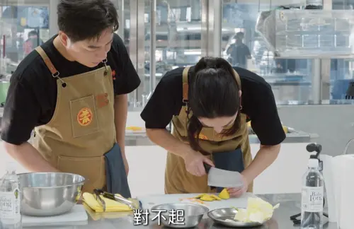 ▲陳隨意上前關心，隋棠一直道歉。（圖／翻攝自YouTube 請世界吃桌）