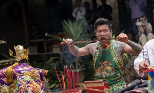 《粽邪4》8/27上映！宗教顧問當眾「砍背割舌」連導演都不敢看