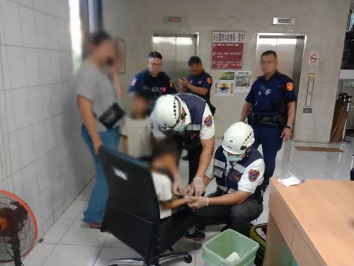 幼童意外受傷求助　高市保大員警暖心照護分工救援