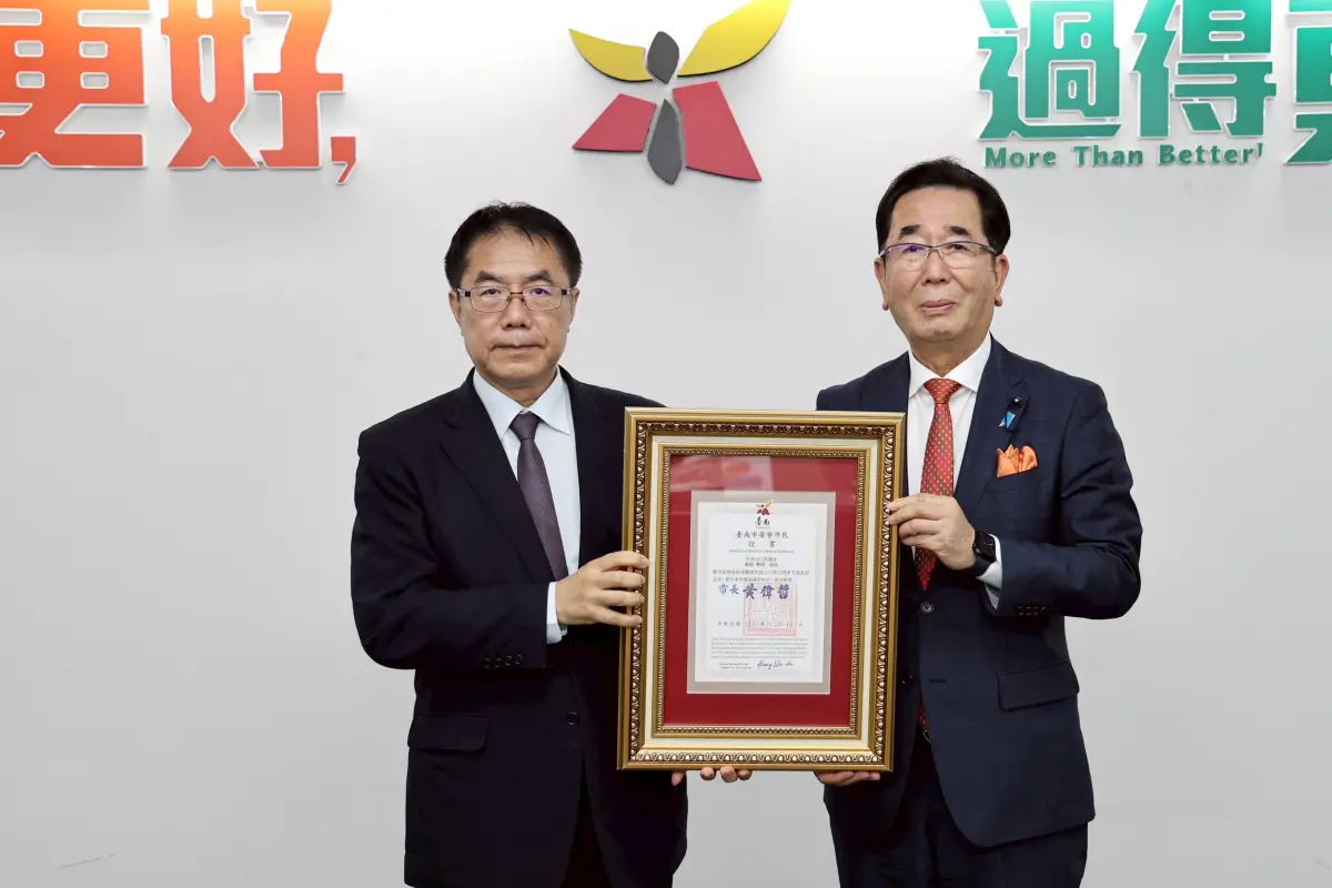 ▲ 台南市長黃偉哲今天於市政會議頒發「台南市榮譽市民」證書予日本山口縣議會島田教明議員。（圖／南市府提供）