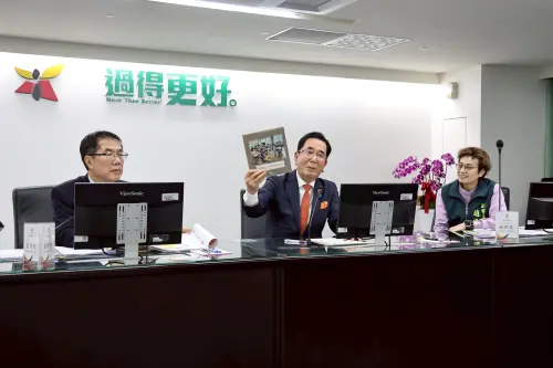 ▲島田教明分享山口縣防府市學童的午餐活動照片，提到上個月品嚐黃偉哲市長準備的台南愛文芒果後，學童們親手繪製感謝卡。（圖／南市府提供）