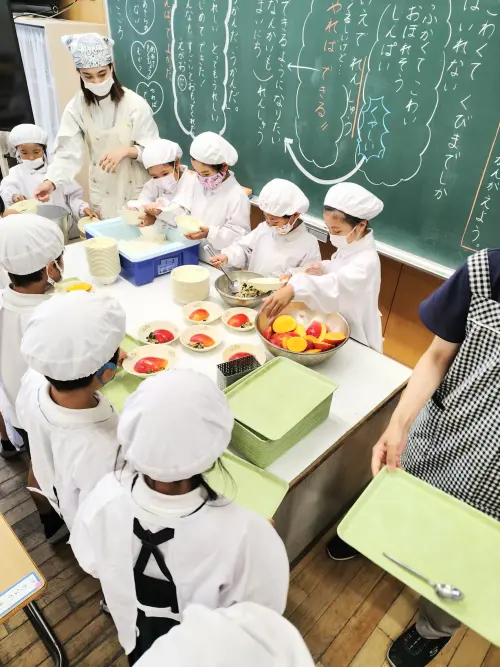 ▲ 山口縣防府市的學童在學校午餐品嚐台南芒果的滋味。（圖／南市府提供）