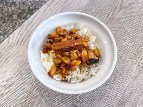 ▲詹記「肉燥飯」配上奈良瓜。（圖／米其林指南guide.michelin.com）