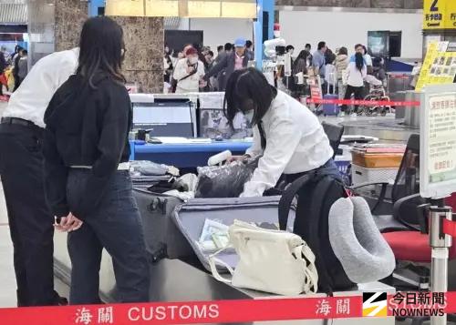 ▲高雄關高雄機場分關加強查驗出入境旅客所攜帶的現鈔貴重物品出入國境。(圖／記者黃守作攝)