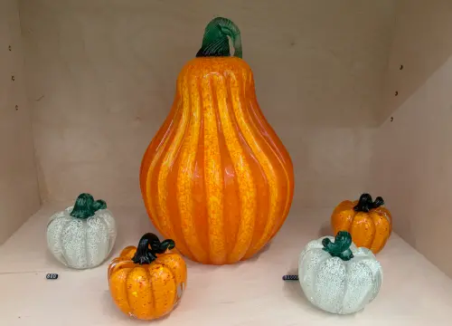 Handcrafted glass pieces are displayed at Spring Pool. (TCN)