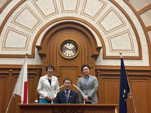 ▲ 台南市長黃偉哲與議長梅園周（右）、大阪市議會日台友好議員連盟會長辻淳子（左）在大阪市議會議事廳合影。（圖／南市府提供）