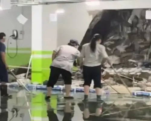 暴雨沖垮瀋陽社區停車場！驚見「垃圾填充牆」　民眾怒轟：豆腐渣