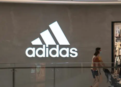 ▲三條斜線商標（adidas Performance）則是在1991年正式推出，定位上主打專為跑步、籃球、訓練等運動設計裝備。（圖／取自unsplash）