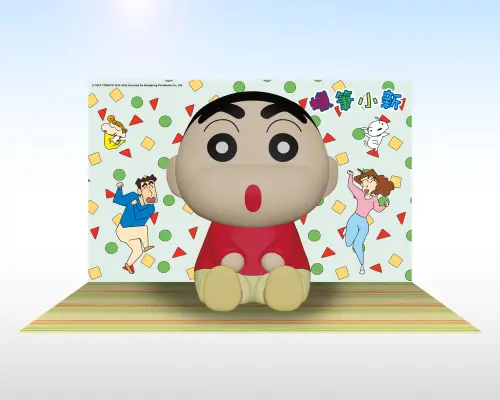 ▲《蠟筆小新》巨型氣偶坐鎮展場，身後搭配廣志、美冴、小葵與小白的歡樂背景。（圖／木棉花提供）