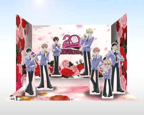 ▲《櫻蘭高校男公關部》合影區以20周年為主題，男公關部成員齊聚玫瑰花牆前亮相。（圖／木棉花提供）