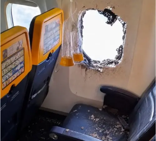 飛機窗戶爆裂「男半身掛機外2分鐘」！妻緊抓夫雙腿：要死一起死