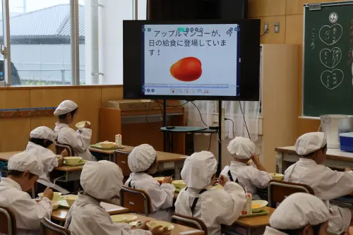 ▲ 防府市小朋友們一邊品嘗一邊學習芒果這種水果。（圖／南市府提供）