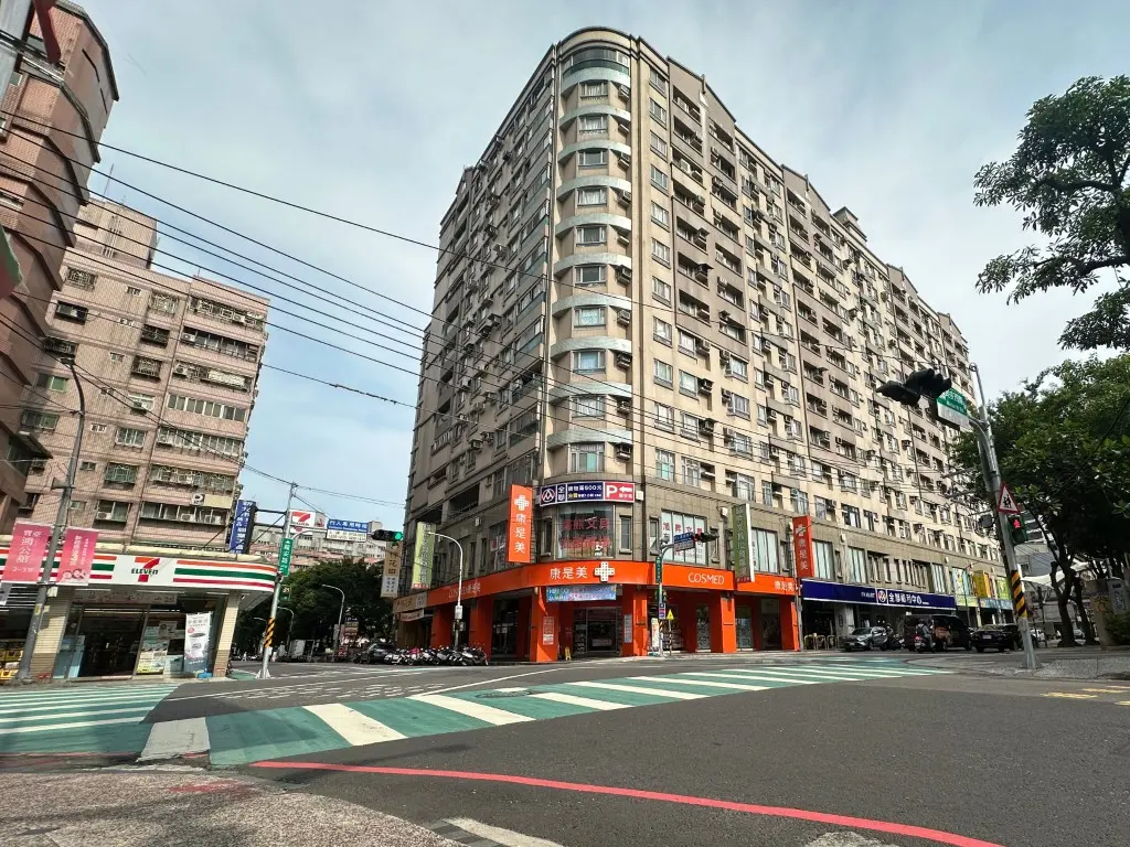 ▲民安西路一帶屬於新莊傳統生活街區，區內住宅屋齡普遍落在40至50年，人口密度高、商業活動頻繁。（圖／信義房屋）