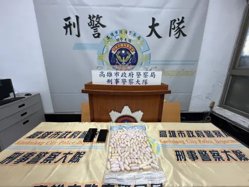 ▲ 在醫療團隊協助下，歷時5天起出101顆毒品海洛因膠囊，總重量達1403.8公克，換算市價2千餘萬元，向法院聲押獲准，全案將擴大偵辦。（圖／高市刑大提供）