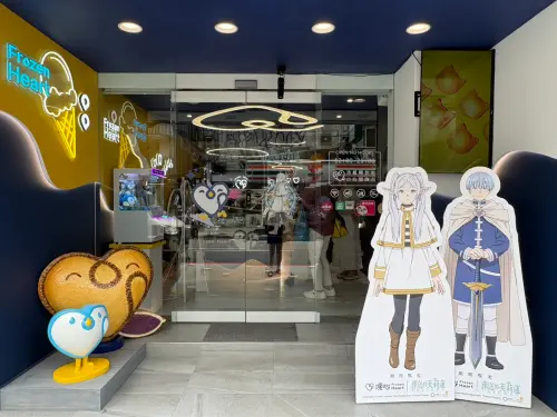 ▲凍心 Frozen Heart 東區旗艦店換上《葬送的芙莉蓮》主題布置，店門口設有芙莉蓮、費倫角色立牌。（圖／記者林若瑋攝）
