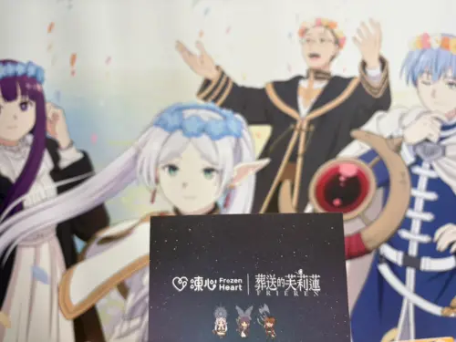 ▲店內牆面重現《葬送的芙莉蓮》動畫經典畫面，打造期間限定主題空間。（圖／記者林若瑋攝）