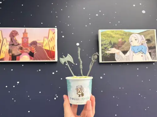 ▲聯名 Gelato 杯身印有芙莉蓮角色圖樣，並搭配法杖、斧頭等造型湯匙。（圖／記者林若瑋攝）
