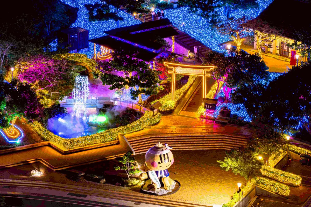 ▲四重溪溫泉季以「溫泉、光影、旅遊」為核心特色，成功塑造屏東冬季觀光品牌，並獲國際設計大獎肯定。（圖／屏東縣府提供）