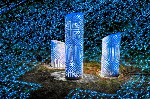 ▲四重溪溫泉季以冰藍光海、星河燈景及主題光影藝術，打造夢幻夜間景觀，吸引遊客駐足拍照。（圖／屏東縣府提供）