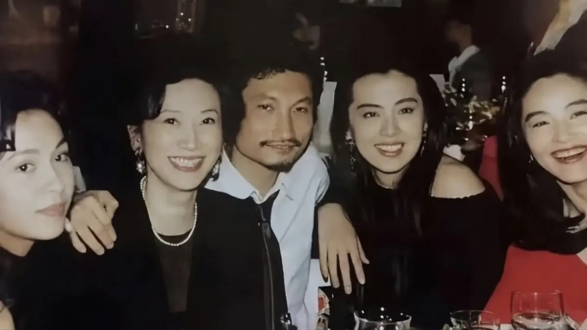 ▲王祖賢（左4）曬出昔日珍貴合照悼念施南生（左2），感性表示：「我永遠敬愛的姐姐，音容宛在，風範長存。」（圖／翻攝自王祖賢社群）
