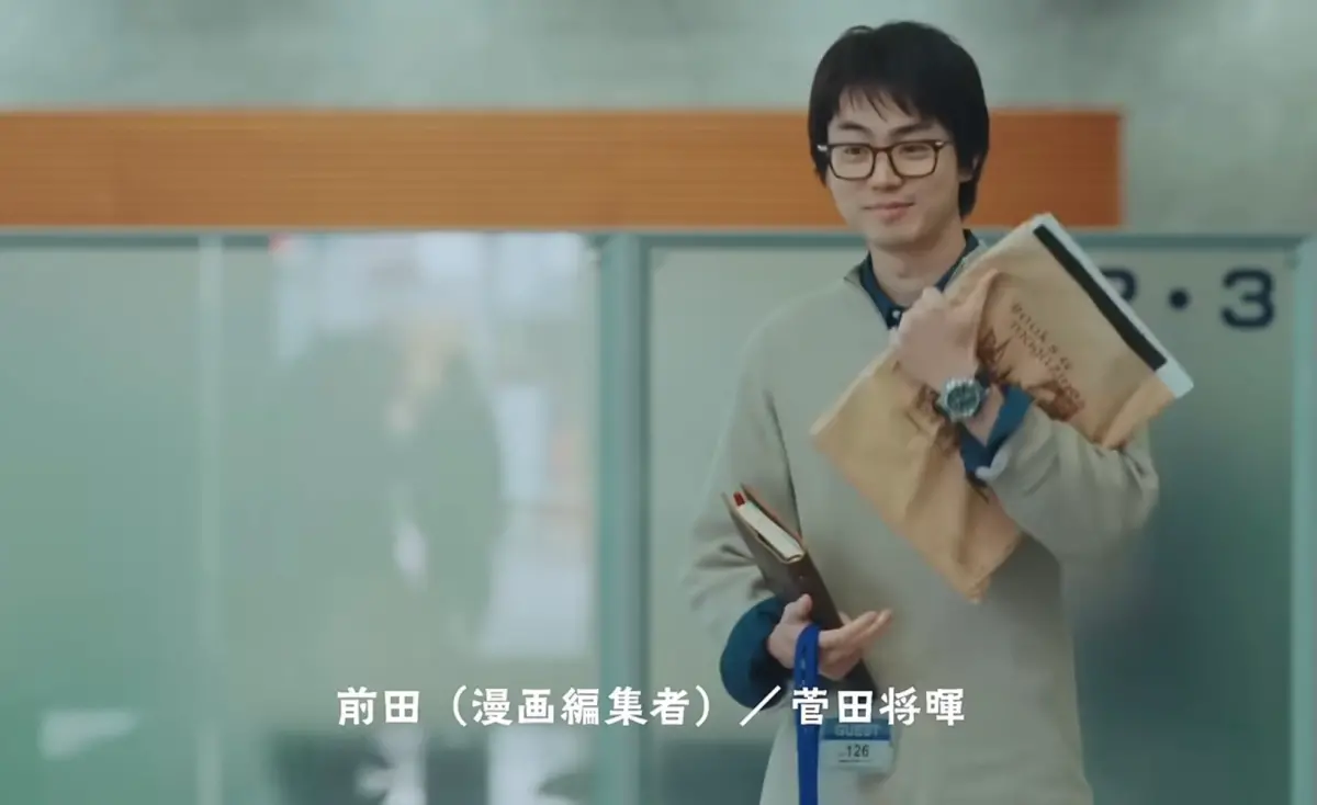 ▲菅田將暉在《驀然回首》真人版中飾演《週刊少年Jump》漫畫編輯前田，首度與是枝裕和合作。（圖／翻攝自K2Pictures）