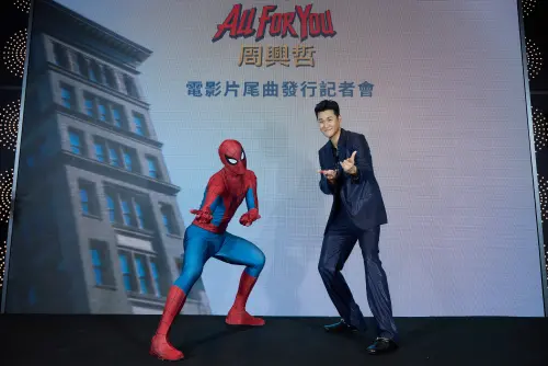 ▲周興哲（右）替電影《蜘蛛人：重生日》演唱片尾曲〈All For You〉，今日於大巨蛋秀泰影城舉辦單曲發佈記者會。（圖／星空飛騰提供）
