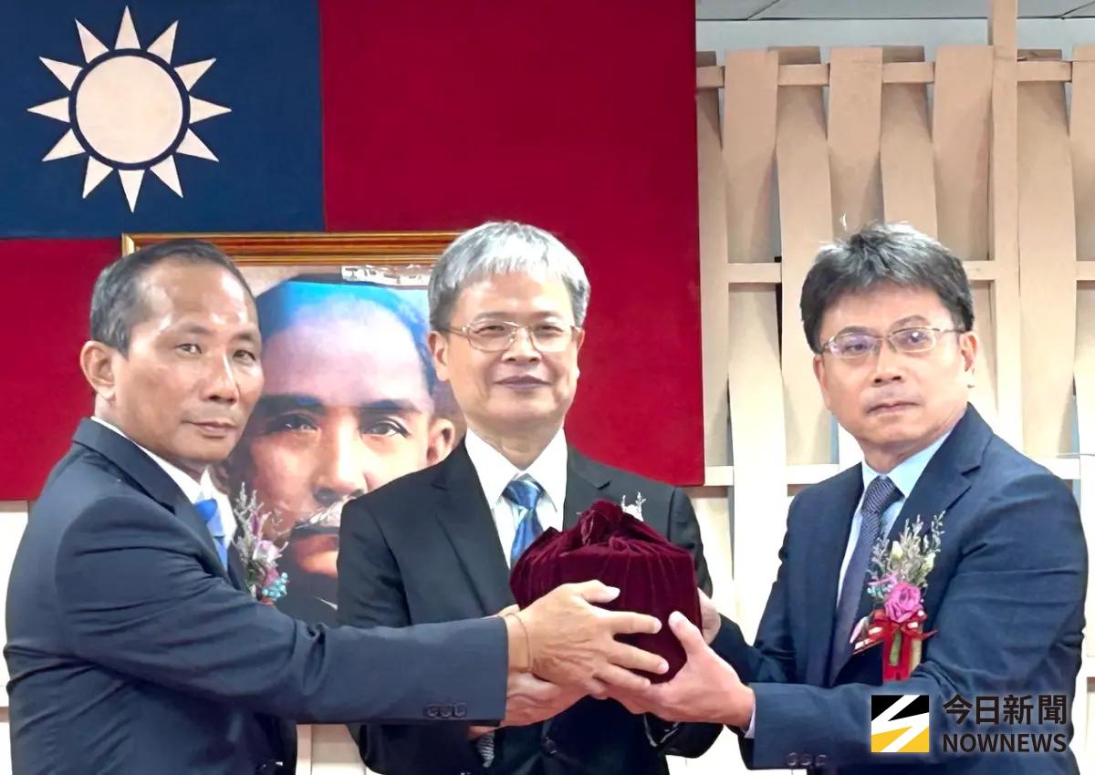 ▲台灣電力公司高雄區營業處舉辦新卸任處長交接儀式，在台電公司配電處處長饒祐禎(中)監交下，由卸任處長黃志榮(左)將印信交給新任處長林昶旭(右)，以利高雄區營業處處務之推動。(圖／記者黃守作攝，2026.07.15)