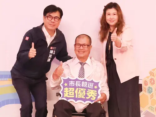 ▲70歲的左營國中進修部畢業生林龍憲（圖中）在女兒的陪同下，與市長陳其邁合影紀念畢業的喜悅。(圖／高市府教育局提供)