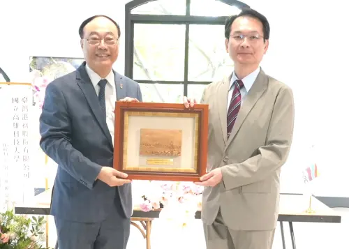 ▲台灣港務公司董事長周永暉(左)與高雄科技大學校長吳忠信(右)互送紀念品。(圖／台灣港務公司提供)