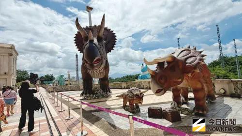 ▲ 義大遊樂世界「恐龍穿越特洛伊」，18隻全動態超巨大恐龍群，闖進希臘風格場景。其中，20米超巨大三角龍家族是入園最吸睛亮點。（圖／記者陳美嘉攝，2026.07.15）