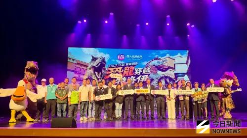 ▲義大遊樂世界公佈年度重磅活動「恐龍穿越特洛伊」，18隻全動態超巨大恐龍群，闖進希臘風格場景。更推出暑假期間限定水戰、恐龍互動秀、動感飛行穿越恐龍棲息地、親子玩樂課程、主題餐飲與商品等。（圖／記者陳美嘉攝，2026.07.15）