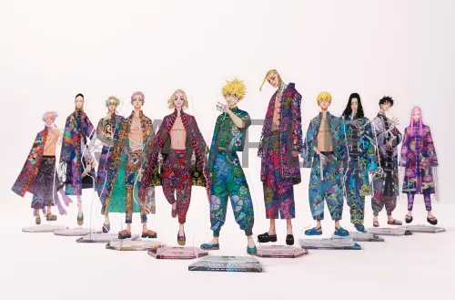▲快閃店推出11名人氣角色日版壓克力立牌，使用展覽限定華麗服裝造型設計。（圖／曼迪傳播提供）