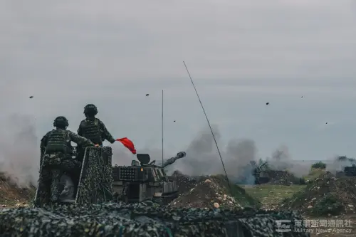 An ROC Army M109A2 self-propelled howitzer unit conducts a live-fire anti-amphibious landing exercise. (MNA)