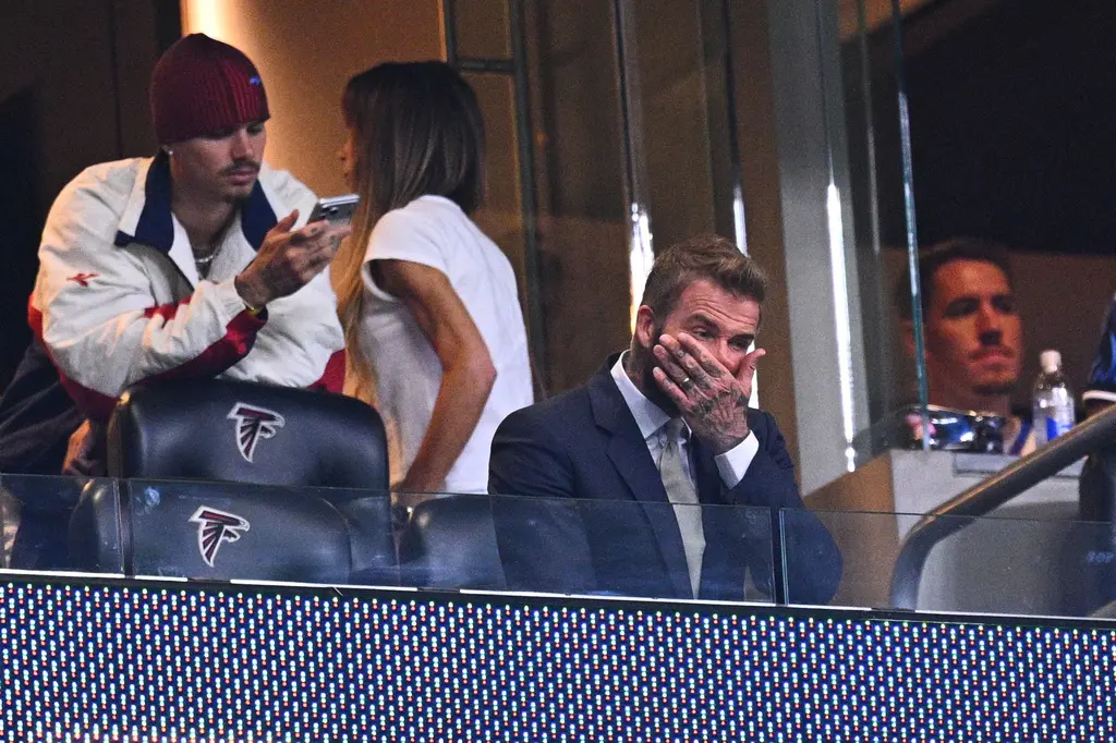 ▲世界盃看台上的傳奇球星貝克漢（David Beckham）在看到英格蘭隊遭追平時，被拍到雙手摀臉、不忍直視的絕望畫面。（圖／美聯社／達志影像）