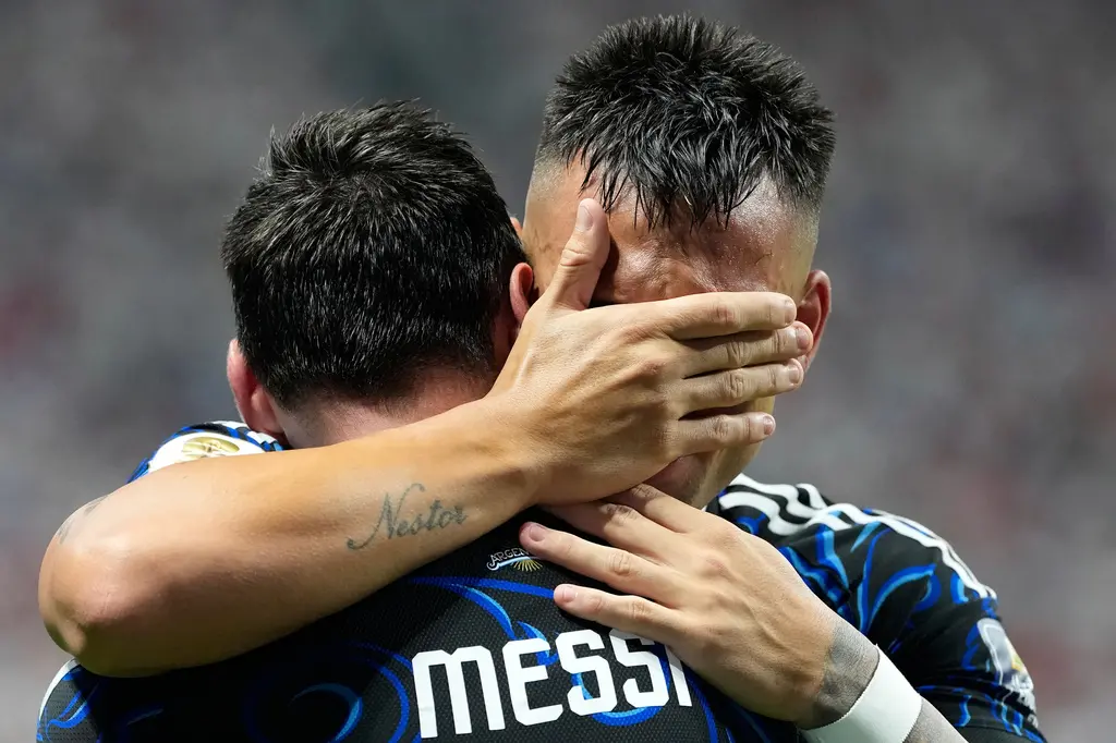 ▲勞塔羅（Lautaro Martínez）在補時第92分鐘接獲球王梅西（Lionel Messi）的精準傳中、頭槌破網完成絕殺。賽後，勞塔羅在場上忍不住流下英雄淚，更感性告白：「自從爸爸送我第一雙球鞋起，我就一直在夢想著這個進球。」（圖／美聯社／達志影像）