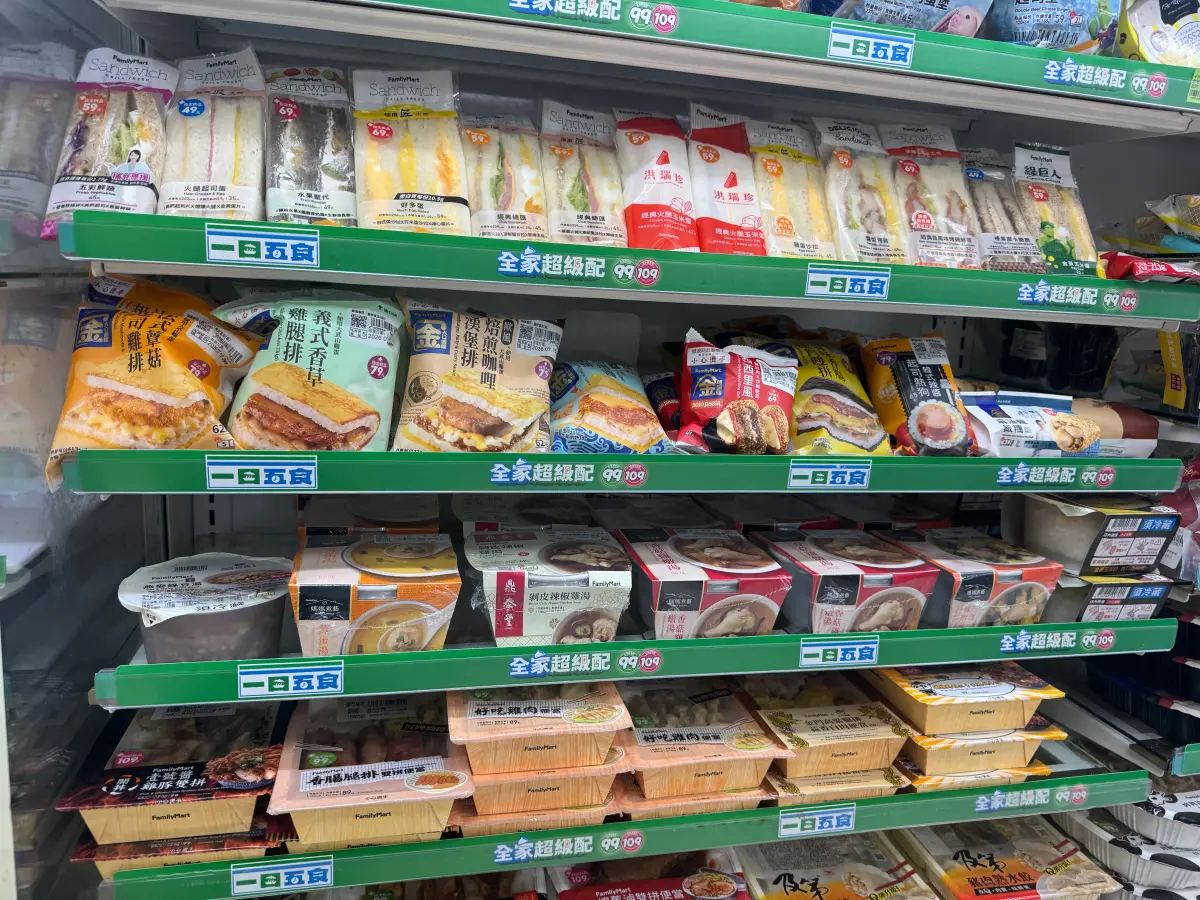 ▲全家再新增致癌油品疑慮商品退款名單，包括桂冠沙拉、黑胡椒蒜味雞柳。（圖／記者鍾怡婷攝）