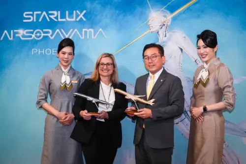▲星宇航空劉允富策略長亦代表致贈市長金銀雙機模型作為紀念，感謝鳳凰城自首航以來的全力支持。（圖／星宇航空提供）
