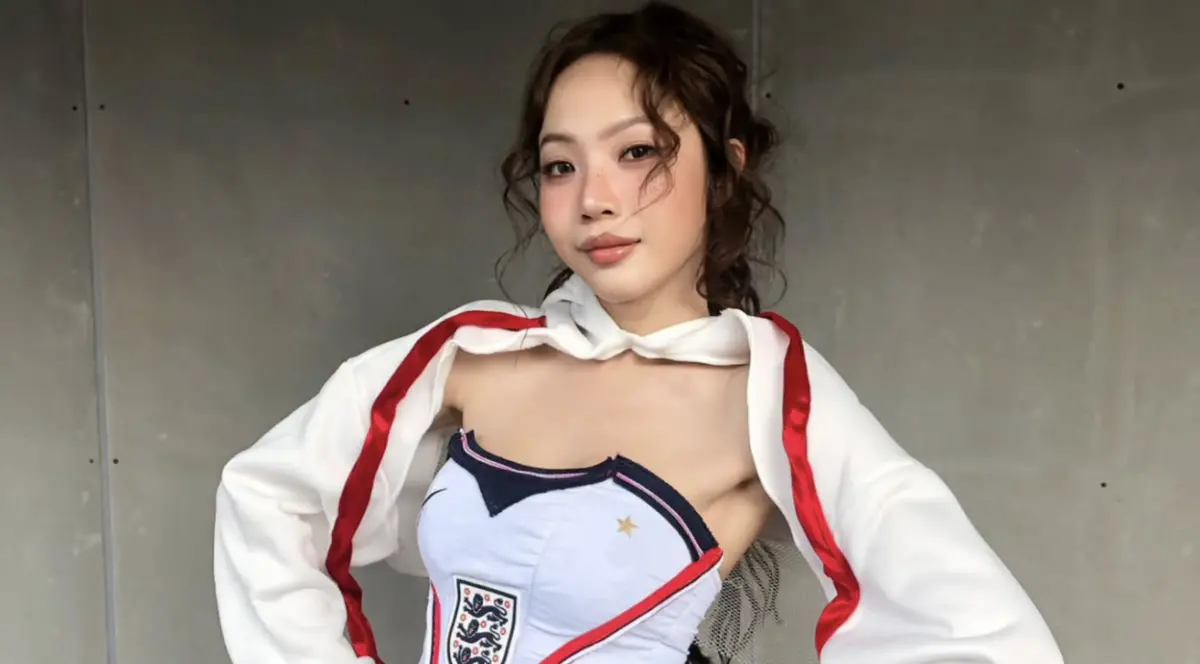 ▲2026世界盃反指標女神爆紅，一位泰國女球迷每次只要改造球衣支持自己喜歡的隊伍，該隊一定會輸球。（圖／翻攝自ซ้อก้าด臉書）