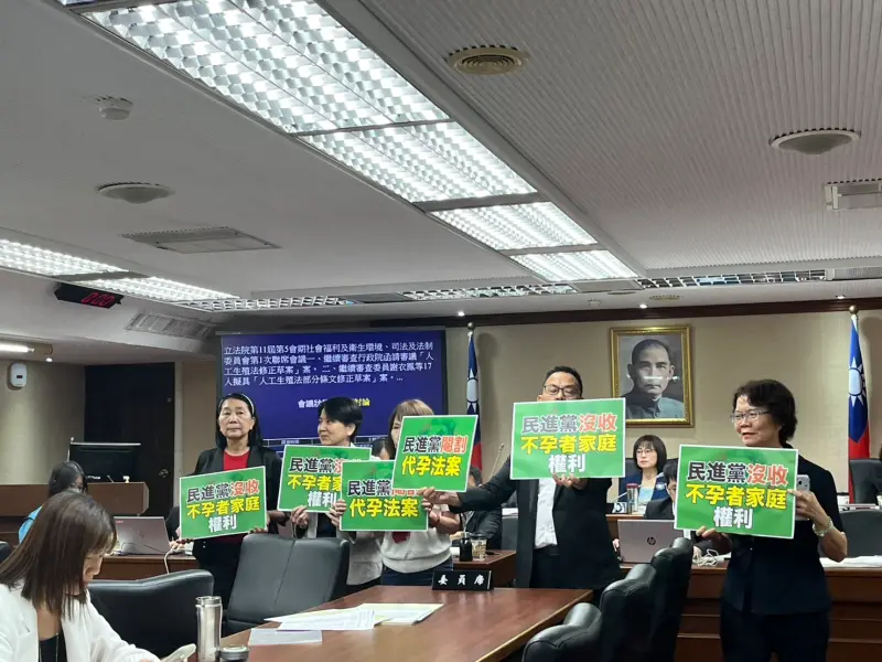    ▲民眾黨立委突襲衛環委員會手舉牌高喊民進黨沒收不孕者家庭權利。（圖／記者張乃文攝）  
