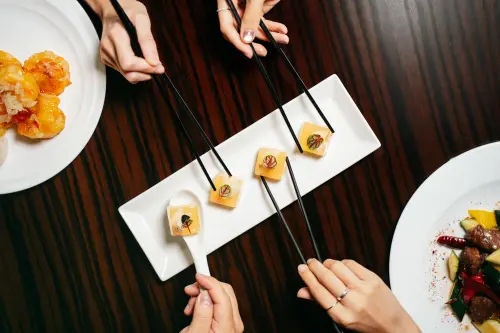 ▲台北Ｗ飯店也有父親節活動，於紫艷中餐廳用餐，每桌贈送「魚子蜆精凍」。（圖／台北W飯店提供）