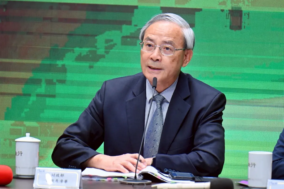 ▲財政部次長阮清華說明青安3.0年收200以上不得申請的計算方式。（圖／行政院提供）