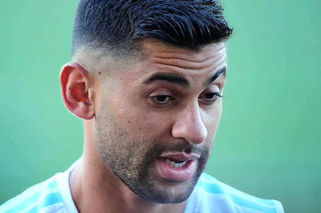 ▲世界盃4強賽前，英格蘭名宿耐維爾（Gary Neville）直言羅米洛（Cristian Romero）與馬丁尼茲（Lisandro Martínez）組成的阿根廷後防線，是世界上最爛的中後衛組合，賽後成功晉級的羅米洛毫不客氣，回噴這位前英格蘭國腳。（圖／美聯社／達志影像）