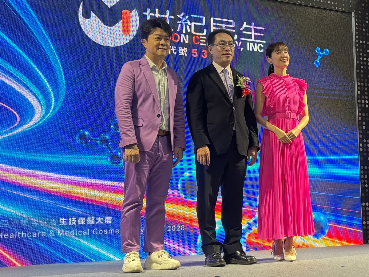 ▲圖中為世紀民生董事長張祐銘，左右皆是品牌代言人，左為翁立友、右為田中千繪。（圖／記者李青縈攝）