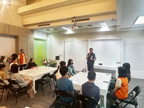 ▲ 少年隊隊長陳仁正開場勉勵少年代表勇於嘗試與承擔責任！（圖／高市警局少年警察隊提供）