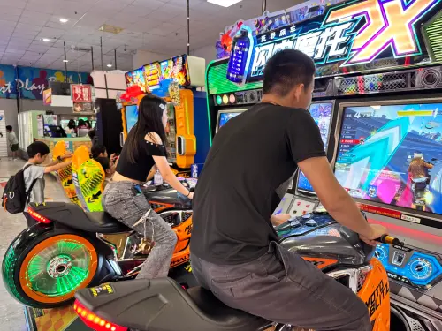 ▲ 活動當日下午青少年們透過分組競賽闖關，少年們合作完成任務。（圖／高市警局少年警察隊提供）
