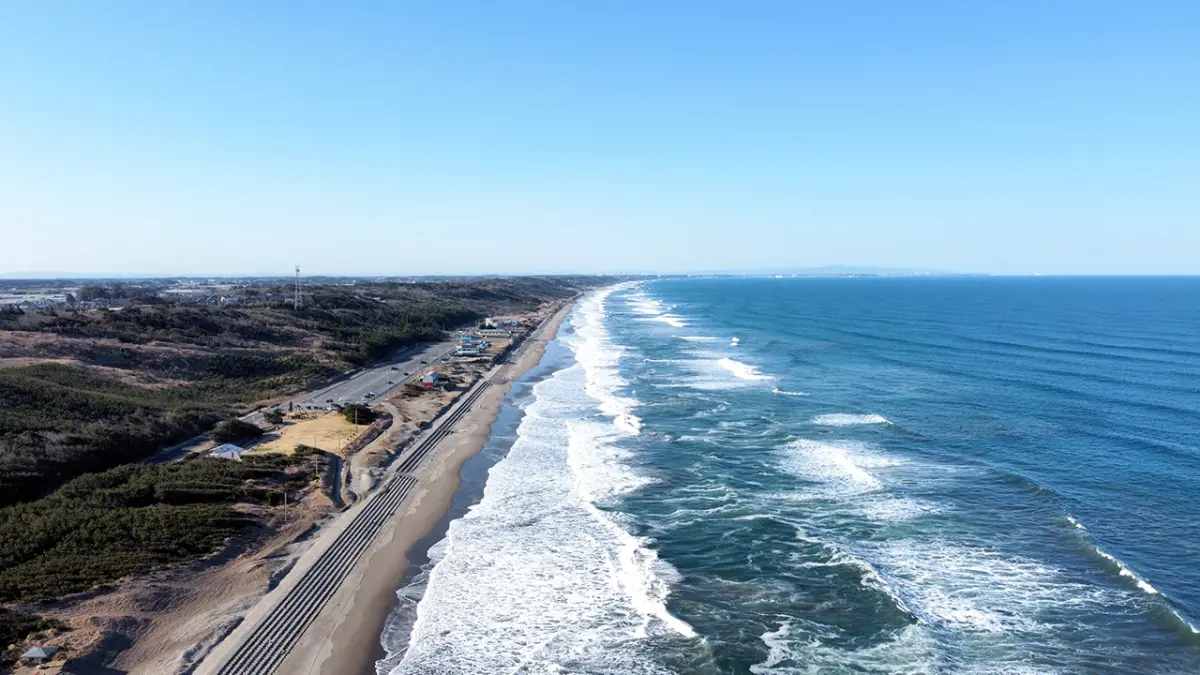 ▲茨城縣鉾田市的大竹海岸過去以綿延沙灘聞名，每逢夏天吸引大批遊客前往戲水，因此有「茨城黃金海岸」之稱。（圖／翻攝自鉾田市觀光物產協會）