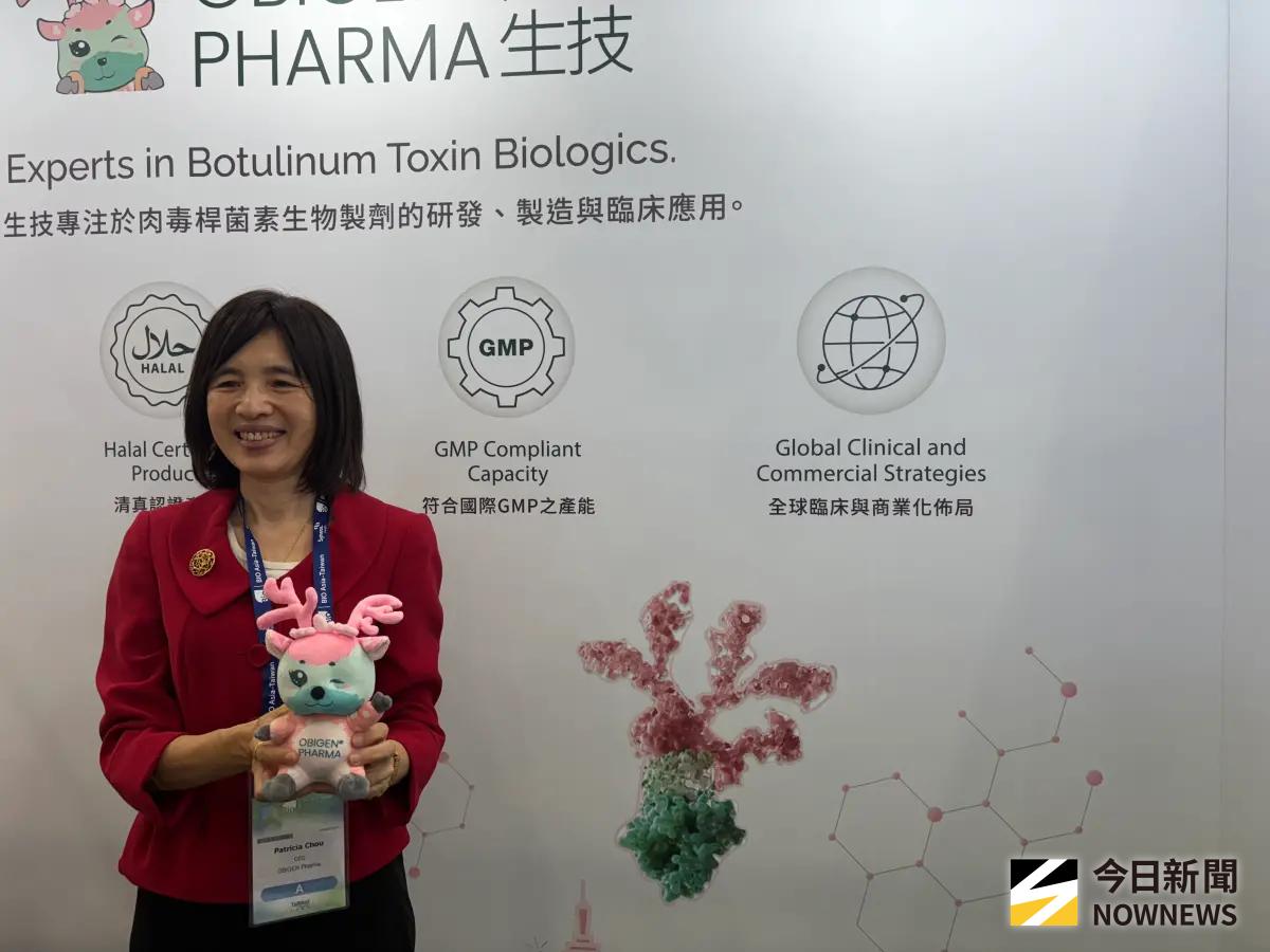 ▲鼎晉生技執行長周珮芬與公司吉祥物；吉祥物造型源自肉毒桿菌素外觀設計而成。（圖／記者李青縈攝）